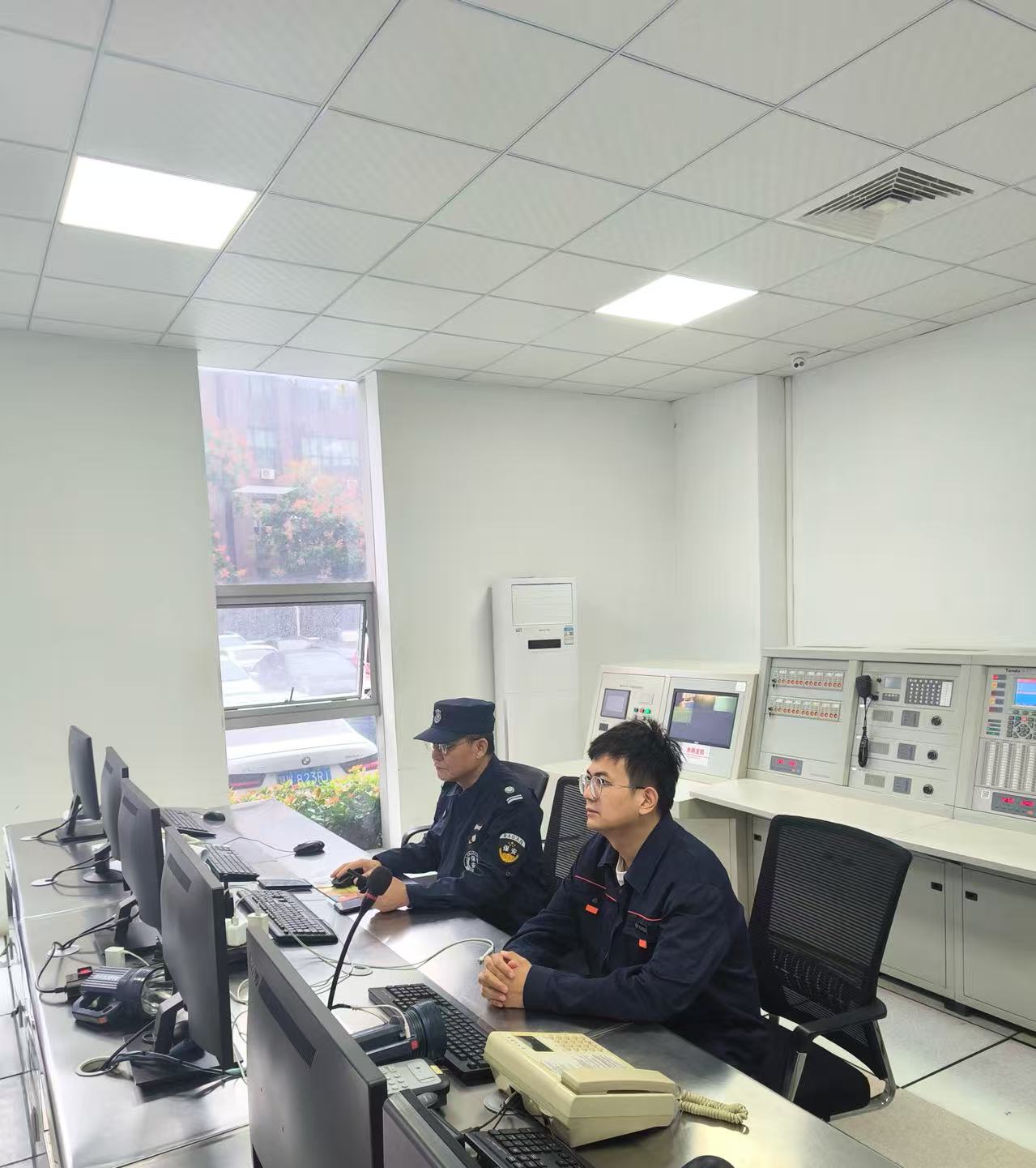城運物業(yè)在光谷建設(shè)產(chǎn)業(yè)園進行監(jiān)控值守工作.jpg